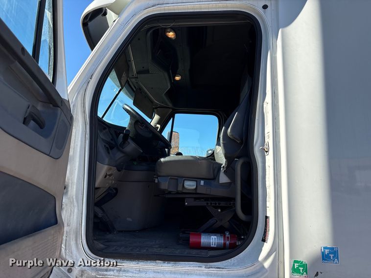 image for item EM6139 2018 Freightliner Cascadia 125 semi truck