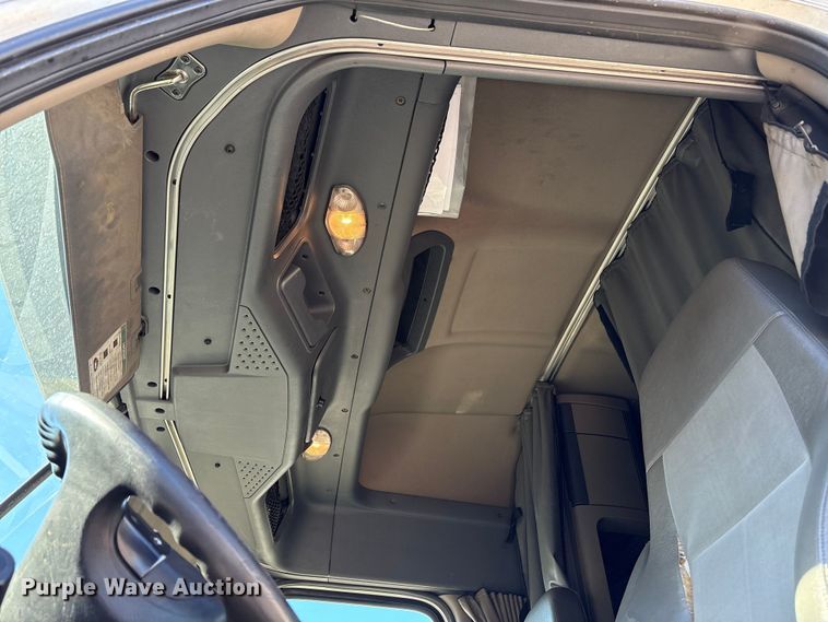 image for item EM6139 2018 Freightliner Cascadia 125 semi truck