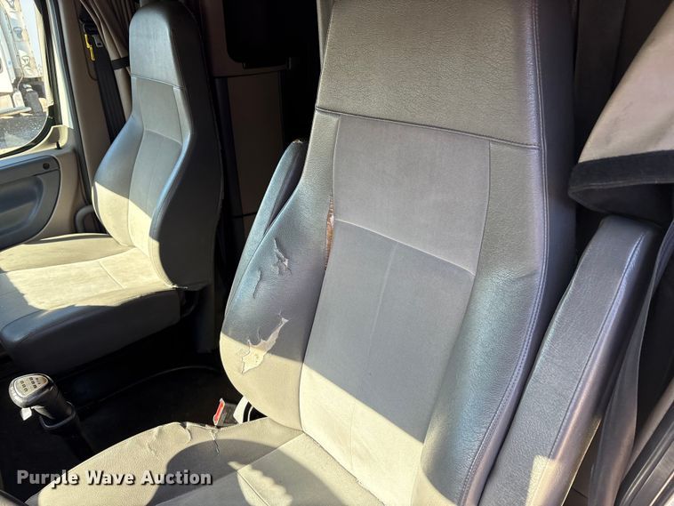 image for item EM6139 2018 Freightliner Cascadia 125 semi truck