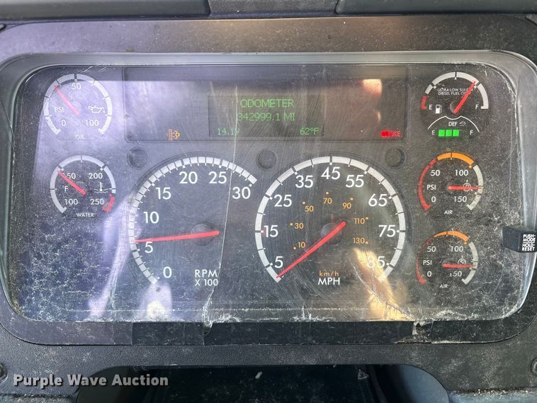 image for item EM6139 2018 Freightliner Cascadia 125 semi truck