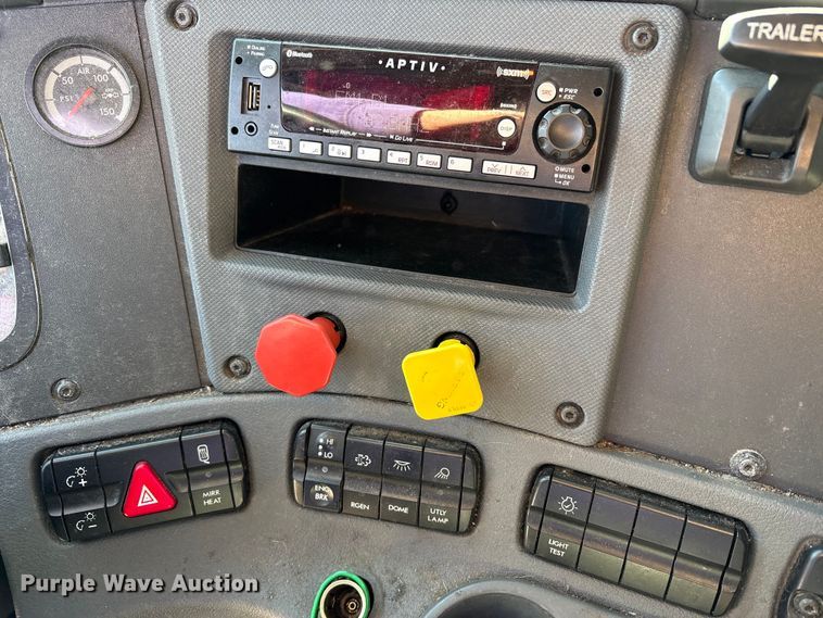 image for item EM6139 2018 Freightliner Cascadia 125 semi truck