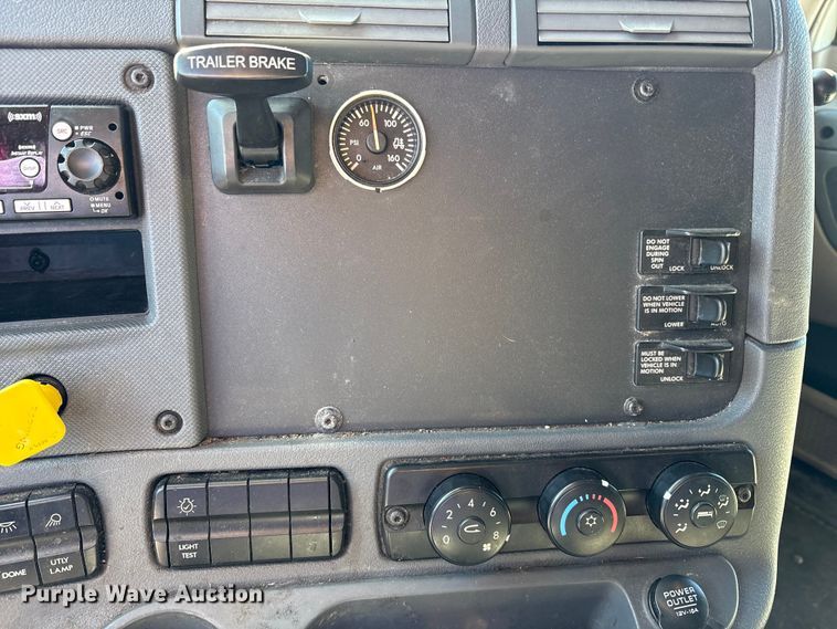 image for item EM6139 2018 Freightliner Cascadia 125 semi truck