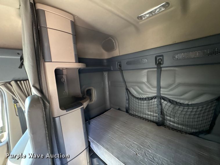 image for item EM6139 2018 Freightliner Cascadia 125 semi truck