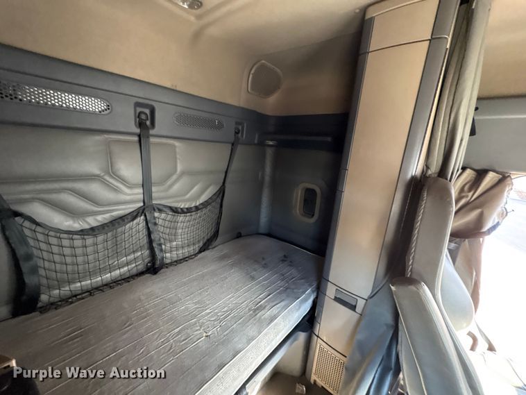 image for item EM6139 2018 Freightliner Cascadia 125 semi truck