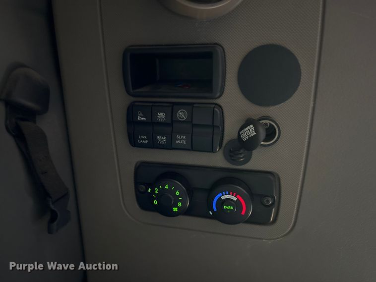 image for item EM6139 2018 Freightliner Cascadia 125 semi truck