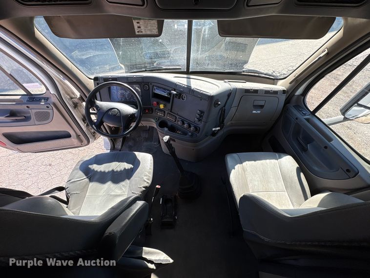 image for item EM6139 2018 Freightliner Cascadia 125 semi truck