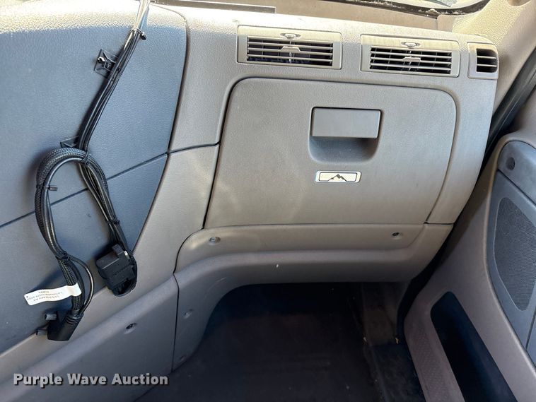 image for item EM6139 2018 Freightliner Cascadia 125 semi truck