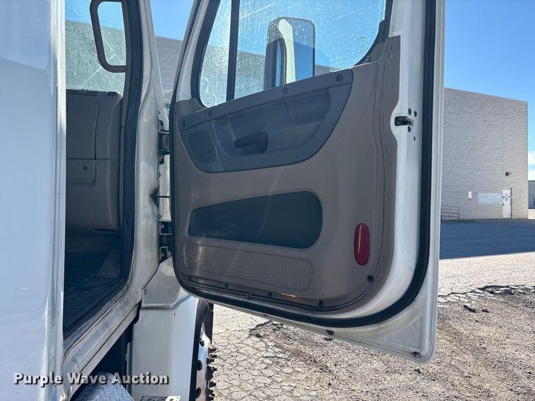 image for item EM6139 2018 Freightliner Cascadia 125 semi truck