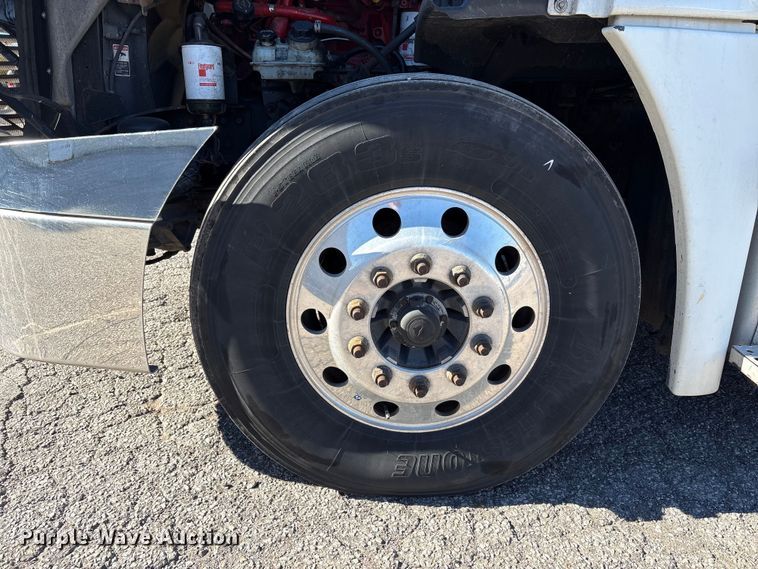 image for item EM6139 2018 Freightliner Cascadia 125 semi truck