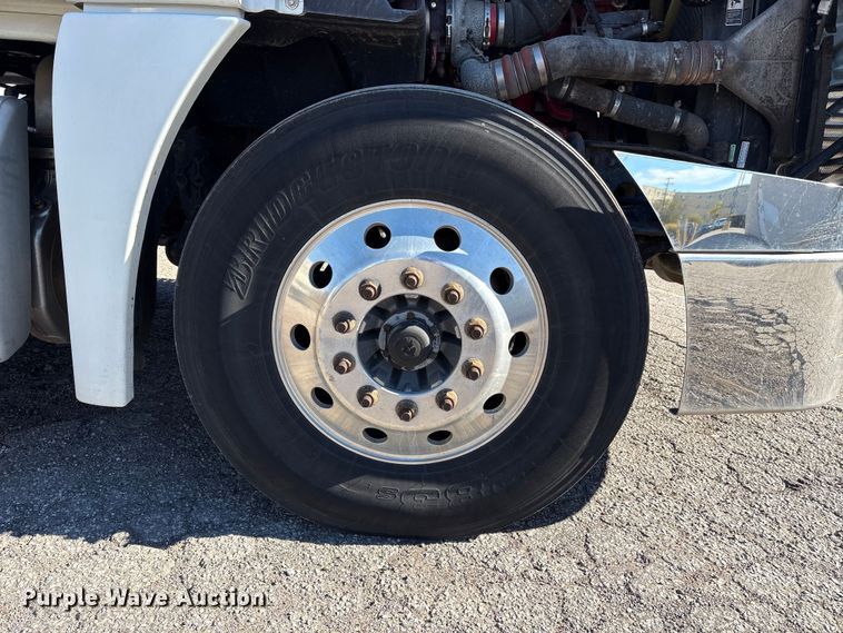 image for item EM6139 2018 Freightliner Cascadia 125 semi truck