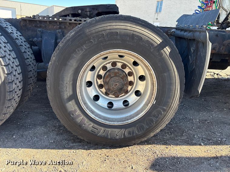 image for item EM6139 2018 Freightliner Cascadia 125 semi truck