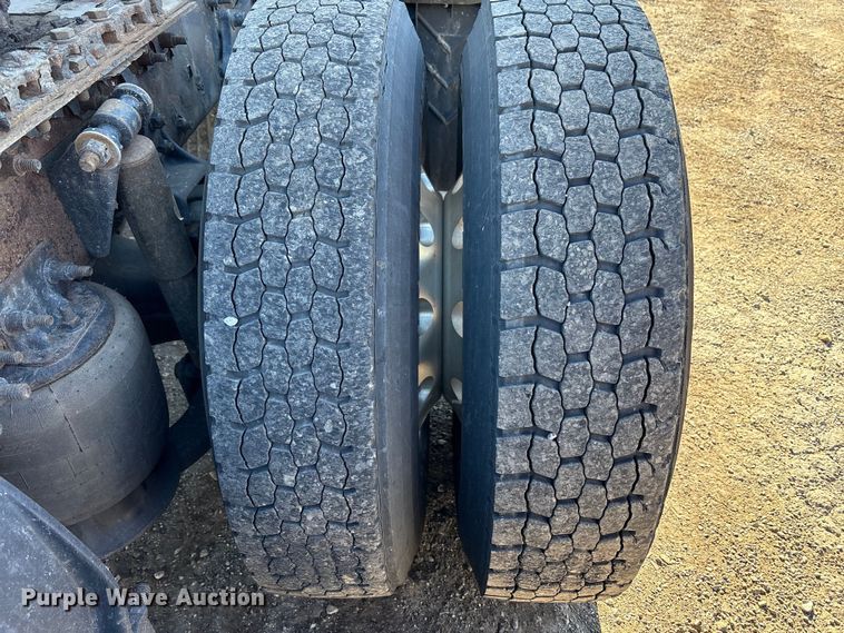 image for item EM6139 2018 Freightliner Cascadia 125 semi truck