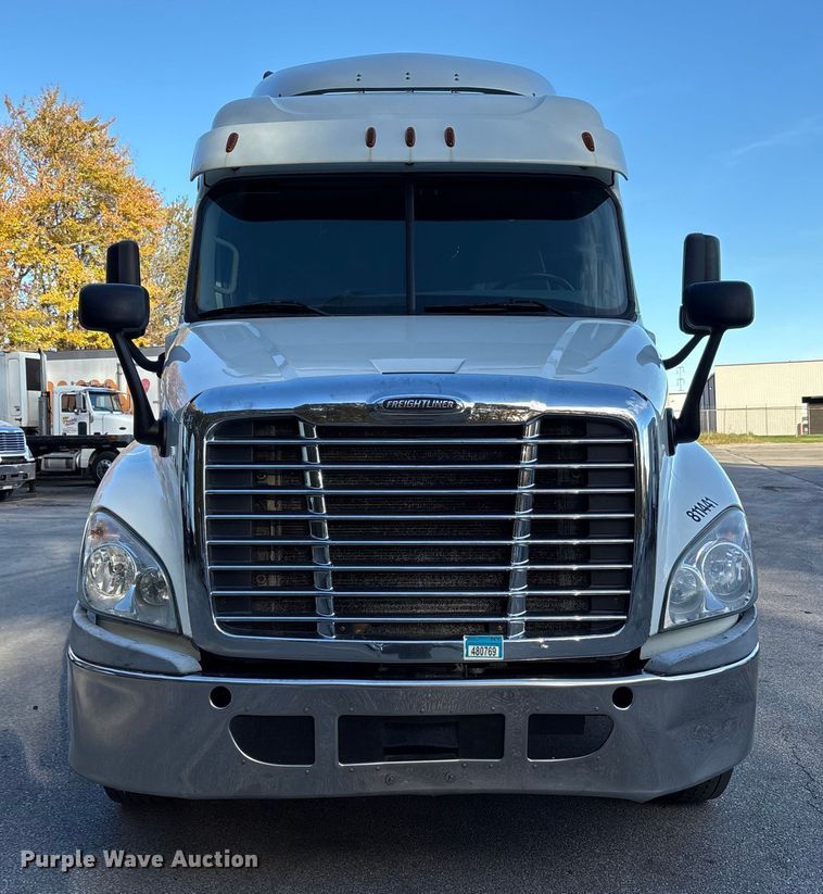 image for item EM6141 2018 Freightliner Cascadia 125 semi truck