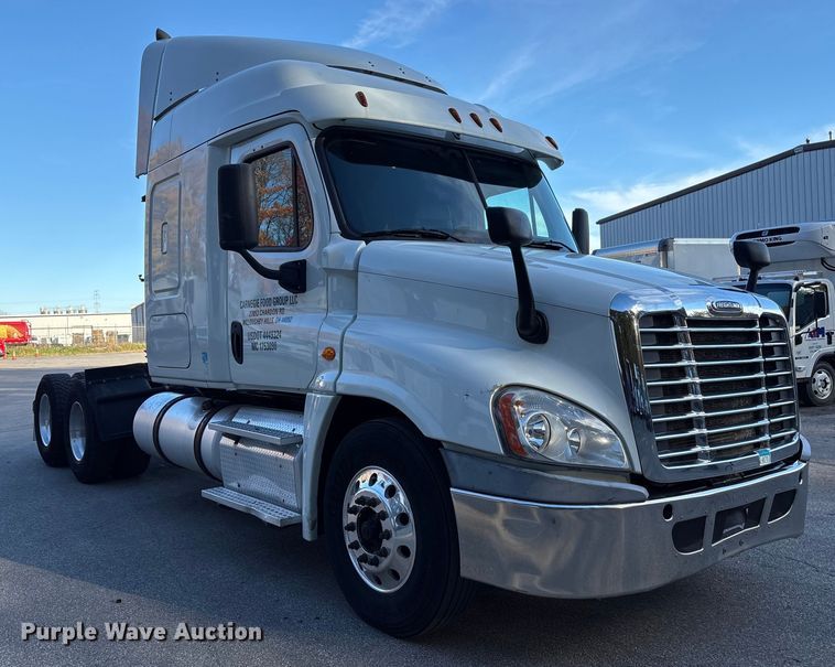 image for item EM6141 2018 Freightliner Cascadia 125 semi truck