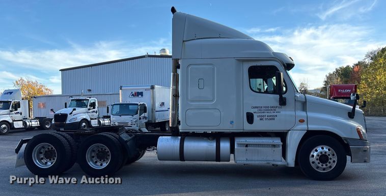 image for item EM6141 2018 Freightliner Cascadia 125 semi truck