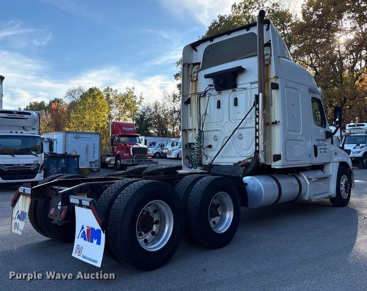 image for item EM6141 2018 Freightliner Cascadia 125 semi truck