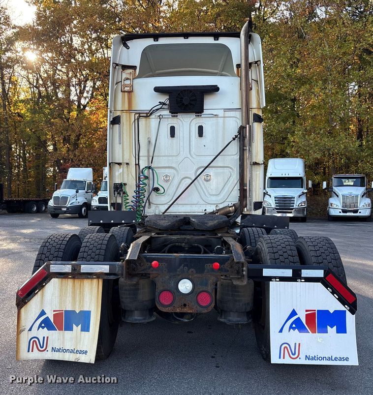 image for item EM6141 2018 Freightliner Cascadia 125 semi truck