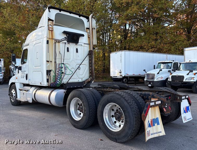 image for item EM6141 2018 Freightliner Cascadia 125 semi truck