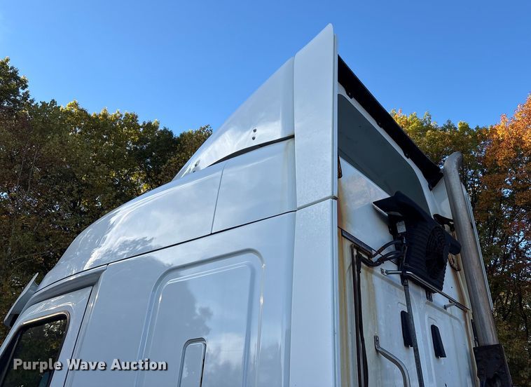 image for item EM6141 2018 Freightliner Cascadia 125 semi truck