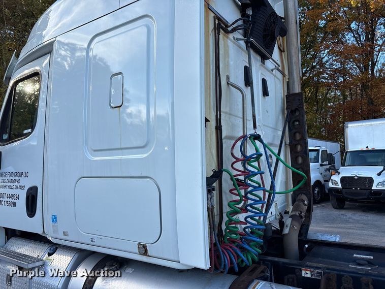 image for item EM6141 2018 Freightliner Cascadia 125 semi truck