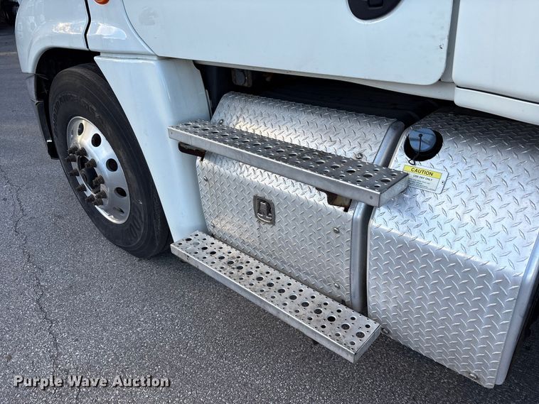 image for item EM6141 2018 Freightliner Cascadia 125 semi truck