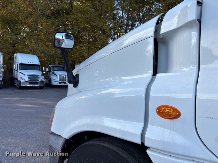 image for item EM6141 2018 Freightliner Cascadia 125 semi truck