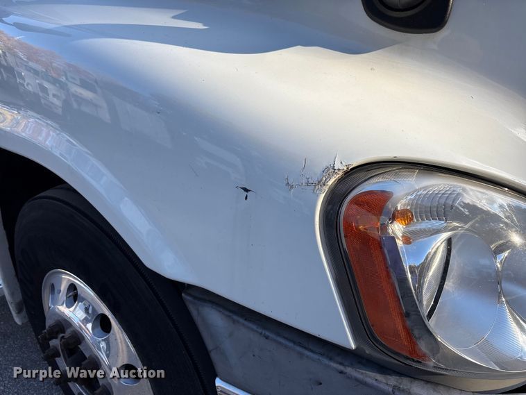 image for item EM6141 2018 Freightliner Cascadia 125 semi truck