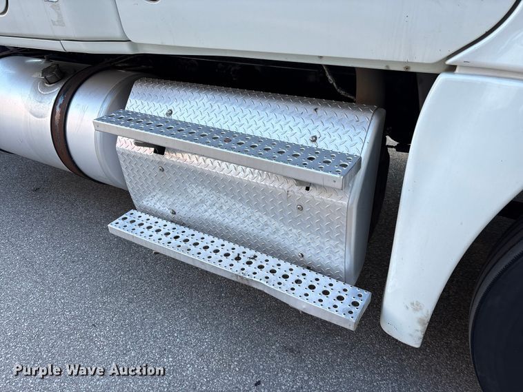 image for item EM6141 2018 Freightliner Cascadia 125 semi truck