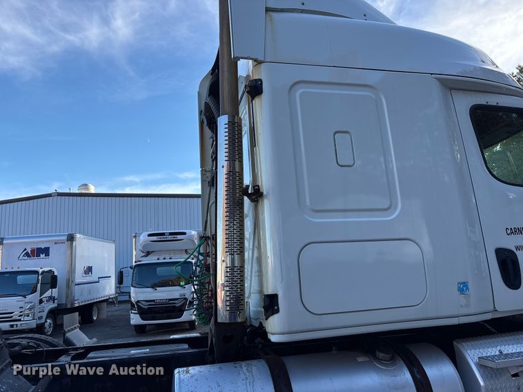 image for item EM6141 2018 Freightliner Cascadia 125 semi truck