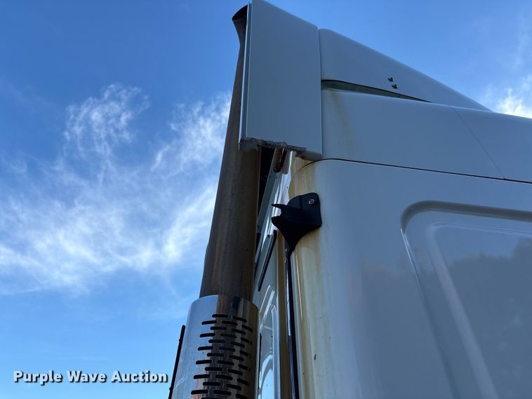 image for item EM6141 2018 Freightliner Cascadia 125 semi truck