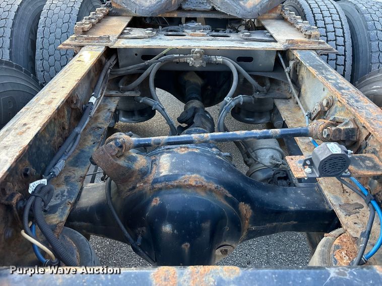 image for item EM6141 2018 Freightliner Cascadia 125 semi truck