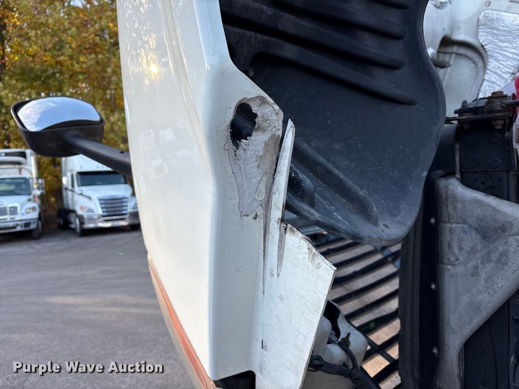 image for item EM6141 2018 Freightliner Cascadia 125 semi truck