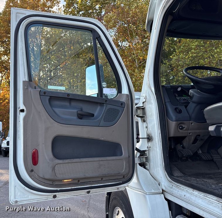 image for item EM6141 2018 Freightliner Cascadia 125 semi truck