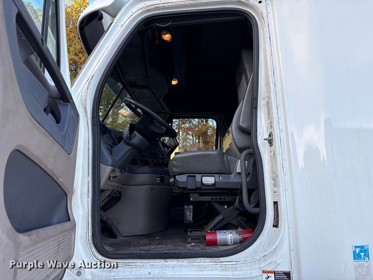 image for item EM6141 2018 Freightliner Cascadia 125 semi truck