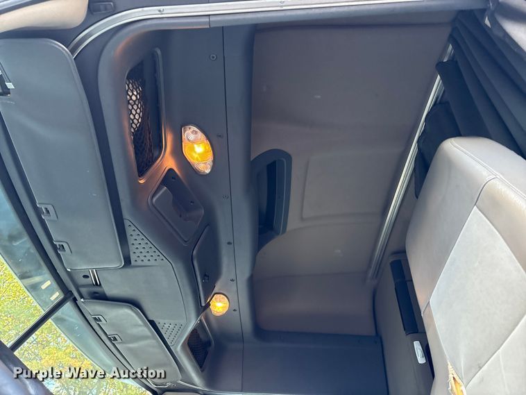 image for item EM6141 2018 Freightliner Cascadia 125 semi truck