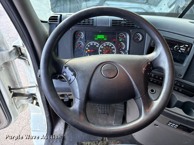 image for item EM6141 2018 Freightliner Cascadia 125 semi truck