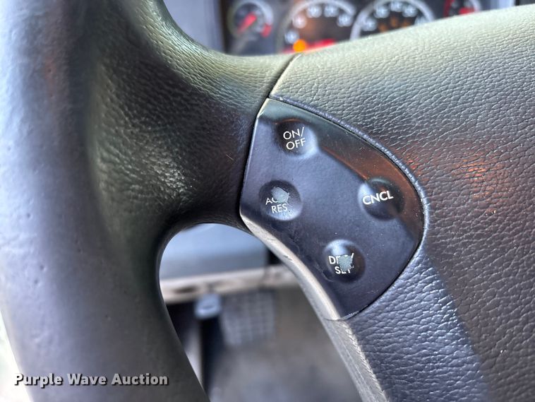 image for item EM6141 2018 Freightliner Cascadia 125 semi truck