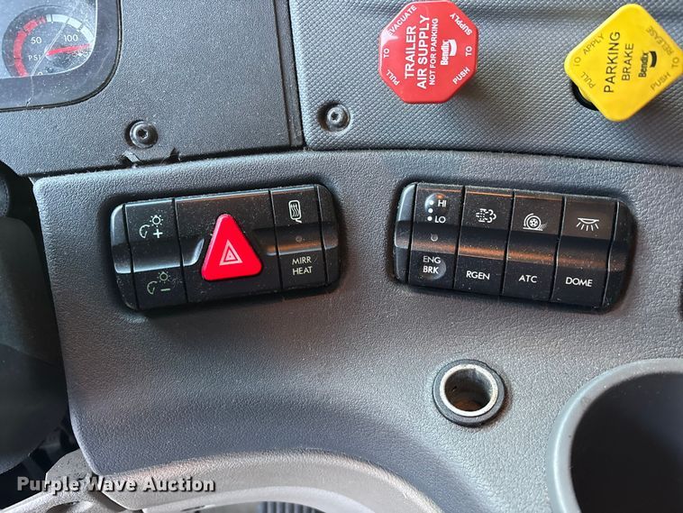 image for item EM6141 2018 Freightliner Cascadia 125 semi truck