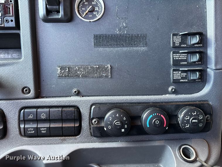 image for item EM6141 2018 Freightliner Cascadia 125 semi truck