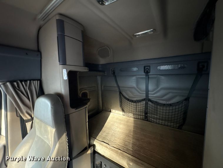 image for item EM6141 2018 Freightliner Cascadia 125 semi truck