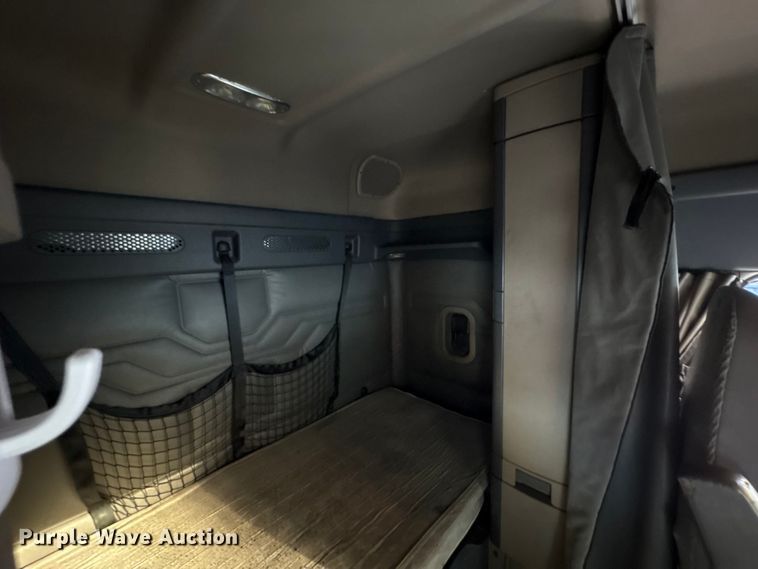 image for item EM6141 2018 Freightliner Cascadia 125 semi truck