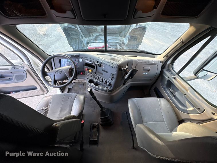 image for item EM6141 2018 Freightliner Cascadia 125 semi truck