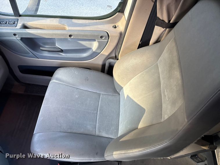 image for item EM6141 2018 Freightliner Cascadia 125 semi truck