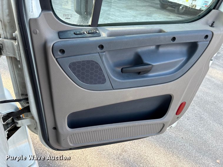 image for item EM6141 2018 Freightliner Cascadia 125 semi truck