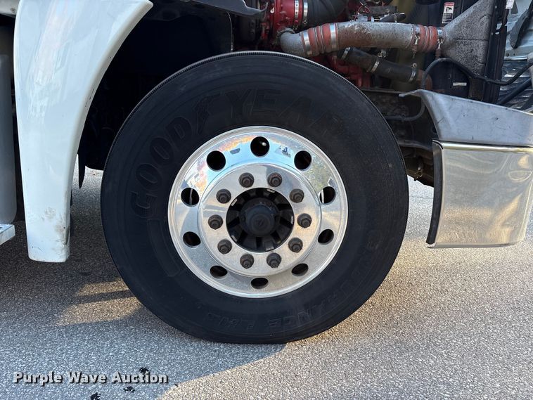 image for item EM6141 2018 Freightliner Cascadia 125 semi truck