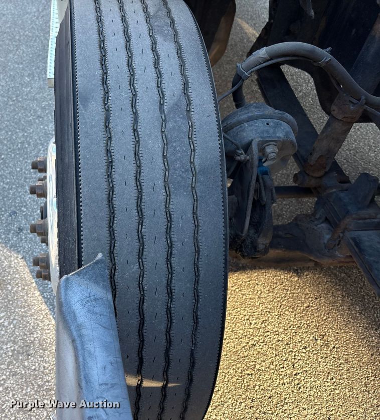 image for item EM6141 2018 Freightliner Cascadia 125 semi truck