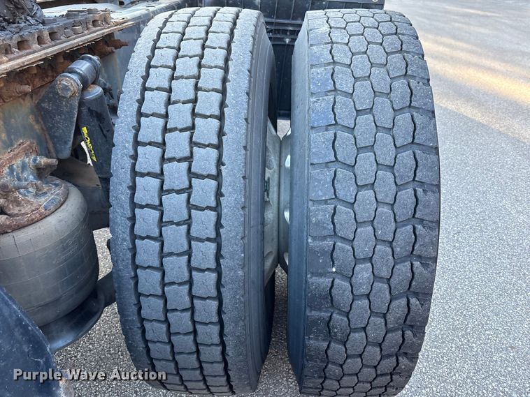 image for item EM6141 2018 Freightliner Cascadia 125 semi truck