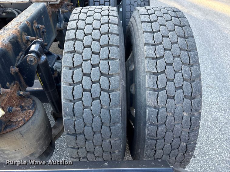 image for item EM6141 2018 Freightliner Cascadia 125 semi truck