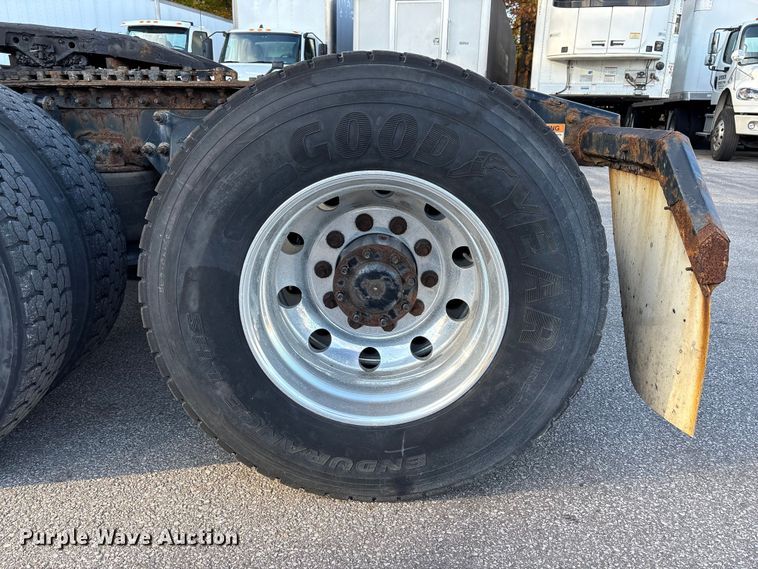 image for item EM6141 2018 Freightliner Cascadia 125 semi truck