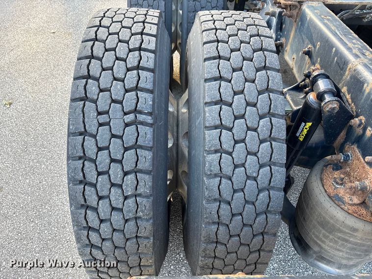 image for item EM6141 2018 Freightliner Cascadia 125 semi truck